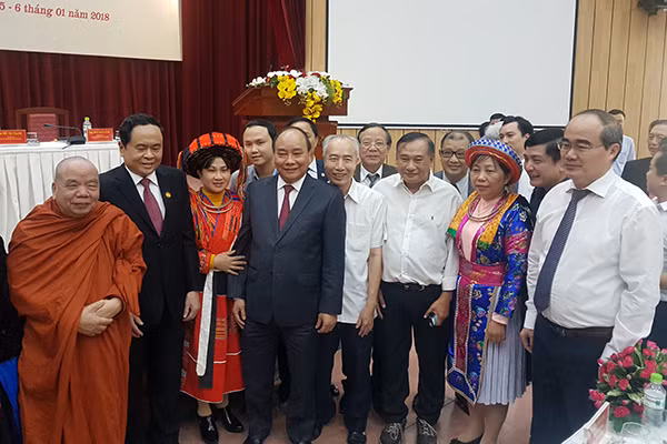 Thủ tướng Nguyễn Xuân Phúc cùng các đại biểu dự hội nghị.