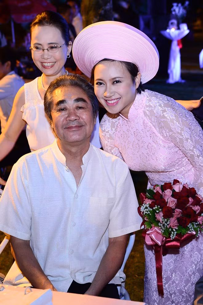 Ca sĩ Khánh Linh chia sẻ rằng, NSND Quang Thọ luôn là người có mặt trong các sự kiện quan trọng của cuộc đời cô. Ca sĩ Khánh Linh chia sẻ rằng, NSND Quang Thọ luôn là người có mặt trong các sự kiện quan trọng của cuộc đời cô.
