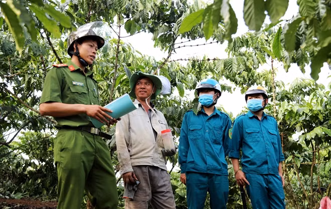 Cán bộ Công an tuyên truyền tới người dân nâng cao cảnh giác tội phạm trong mùa thu hoạch cà phê.