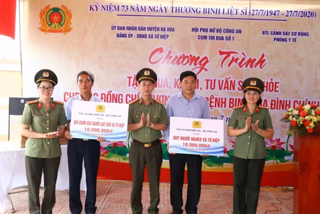 Cùng lúc này, tại xã Tứ Hiệp, huyện Hạ Hòa, tỉnh Phú Thọ, đại diện cho đoàn công tác, Đại tá Bùi Xuân Phong, Phó Cục trưởng Cục An ninh điều tra đã trao tặng tiền ủng hộ cho Quỹ người nghèo và Quỹ chăm sóc người cao tuổi xã Tứ Hiệp, mỗi quỹ 10 triệu đồng nhằm sẻ chia, giúp đỡ người nghèo trên địa bàn xã có điều kiện ổn định cuộc sống