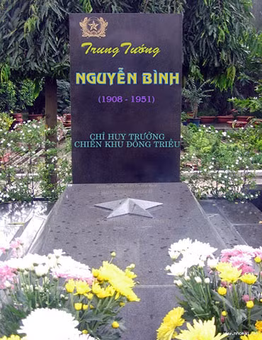 Mộ Trung tướng - Liệt sĩ Nguyễn Bình tại Nghĩa trang Liệt sĩ TP Hồ Chí Minh