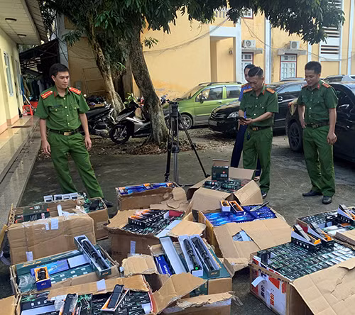 Lực lượng chức năng bắt giữ lô hàng.