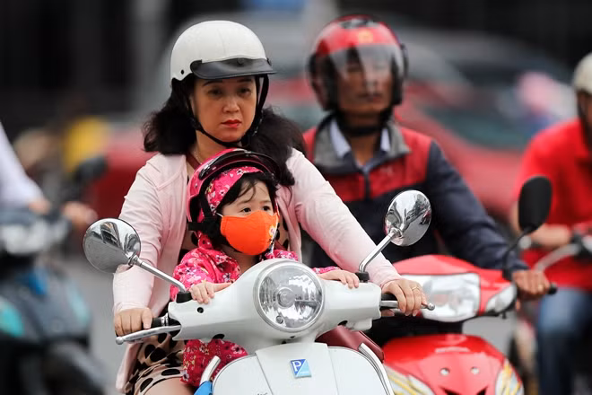 Trẻ nhỏ cũng vì thế mà được phụ huynh mặc thêm áo ấm khi ra đường để chống lại cái lạnh.
