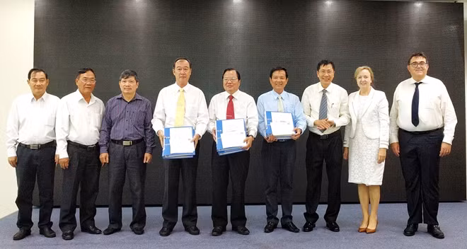 Ban đại diện dự án EU-ESRT bàn giao 21 bộ tài liệu kĩ thuật cho 3 địa phương.