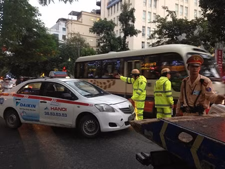 Một trường hợp lái xe taxi không chấp hành hiệu lệnh của CSGT (trên phố Trần Hưng Đạo, Hà Nội).