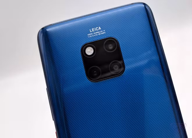 Hai sản phẩm Mate 20 được trang bị hệ thống 3 camera phía sau và một đèn flash LED tạo thành cụm hình vuông. Mate 20 Pro sở hữu bộ 3 camera mặt sau gồm camera chính 40 MP có khẩu độ f/1.8; camera tele 20 MP, khẩu độ f/2.4 và camera góc rộng 8 MP. Trong khi đó, Mate 20 có camera siêu góc rộng 16 MP, f/2.2; camera thường 12 MP, f/1.8 và camera ống kính tele 8 MP, f/2.4. Hai sản phẩm Mate 20 được trang bị hệ thống 3 camera phía sau và một đèn flash LED tạo thành cụm hình vuông. Mate 20 Pro sở hữu bộ 3 camera mặt sau gồm camera chính 40 MP có khẩu độ f/1.8; camera tele 20 MP, khẩu độ f/2.4 và camera góc rộng 8 MP. Trong khi đó, Mate 20 có camera siêu góc rộng 16 MP, f/2.2; camera thường 12 MP, f/1.8 và camera ống kính tele 8 MP, f/2.4.
