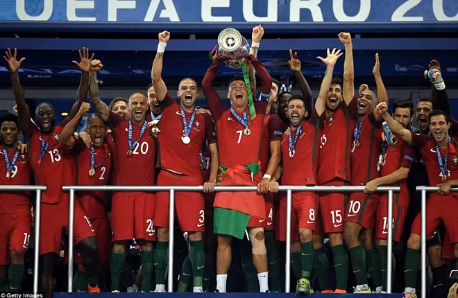 Ronaldo cùng các đồng đội nâng cao chiếc cúp vô địch Euro 2016