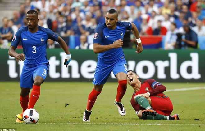 Ronaldo thi đấu quyết liệt nên dính phải chấn thương ngay trong hiệp 1.