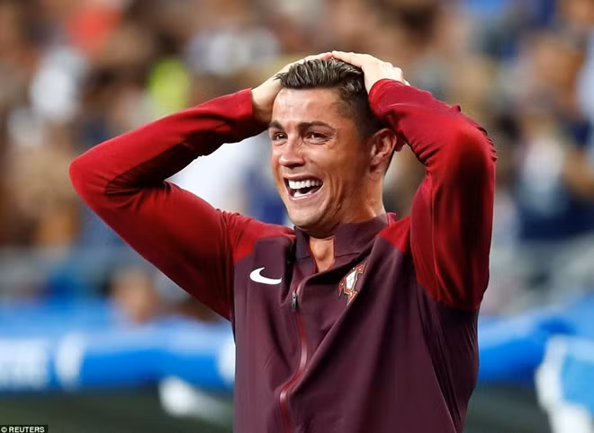 Ronaldo bật khóc sau khi Eder ghi bàn vào lưới ĐT Pháp.