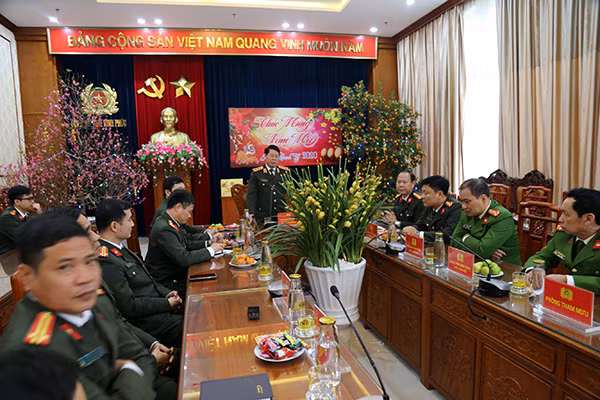 Thứ trưởng Bùi Văn Nam phát biểu tại buổi làm việc.