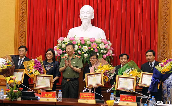 Bộ trưởng Tô Lâm trao Kỷ niệm chương Bảo vệ An ninh Tổ quốc tặng các cá nhân xuất sắc của Bộ GD&ĐT
