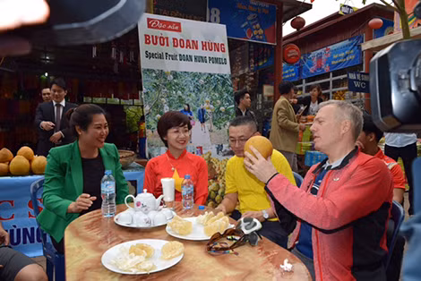 Đại sứ Mỹ thưởng thức bưởi Đoan Hùng.