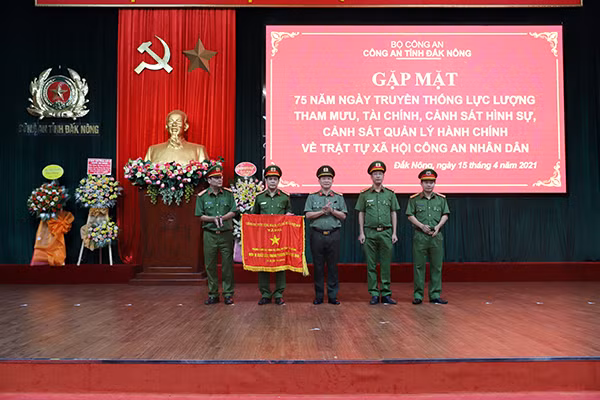 Thừa ủy quyền của cấp trên, lãnh đạo Công an tỉnh trao Cờ thi đua Chính phủ cho tập thể Phòng Cảnh sát hình sự Công an tỉnh Đắk Nông.