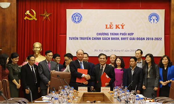 Phó Tổng Giám đốc BHXH Việt Nam Phạm Lương Sơn và Phó Tổng cục trưởng phụ trách Tổng cục DS-KHHGĐ Nguyễn Văn Tân ký kết Chương trình phối hợp tuyên truyền chính sách BHXH, BHYT giai đoạn 2018-2022