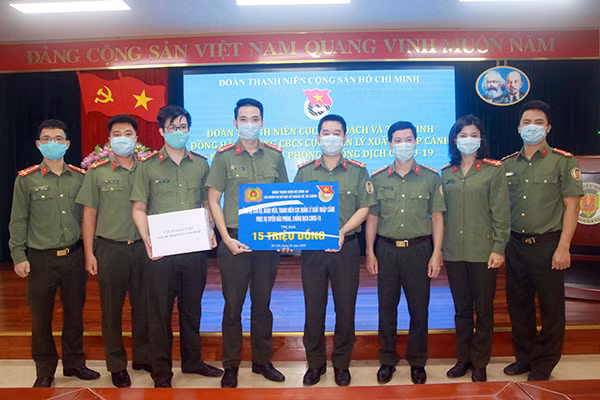 Tuổi trẻ Cục Kế hoạch và Tài chính trao tặng quà và số tiền 15 triệu đồng cho Đoàn Thanh niên Cục Quản lý Xuất nhập cảnh. Tuổi trẻ Cục Kế hoạch và Tài chính trao tặng quà và số tiền 15 triệu đồng cho Đoàn Thanh niên Cục Quản lý Xuất nhập cảnh.