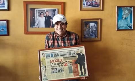 Một chủ nhà hàng ở Mexico cầm tờ báo Pep chia sẻ về quãng thời gian làm việc ở Dorados.