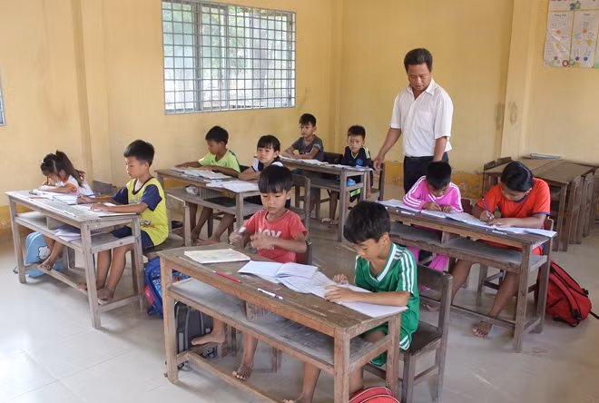 Nhóm học sinh lớp 2 ở điểm trường tiểu học tại Giồng Bàng.