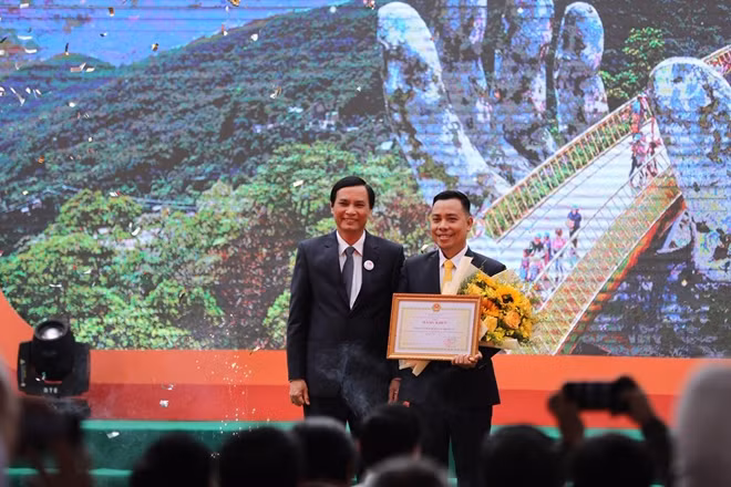 Ông Trần Văn Miên - Phó Chủ tịch UBND Thành phố Đà Nẵng trao tặng bằng khen cho ông Nguyễn Lâm An -Giám đốc Khu du lịch Sun World Ba Na Hills