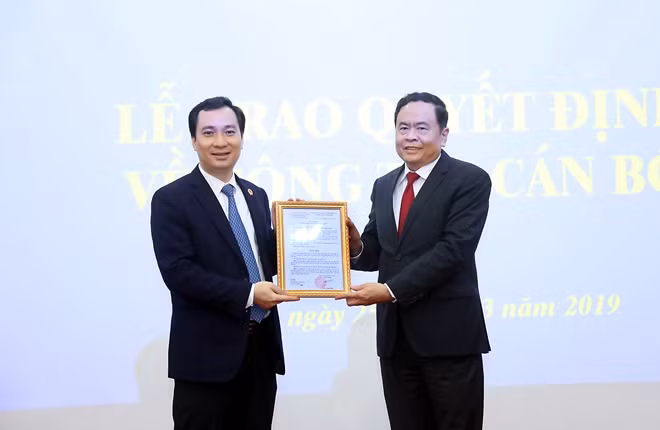 Đồng chí Trần Thanh Mẫn trao quyết định bổ nhiệm cho đồng chí Vũ Văn Tiến