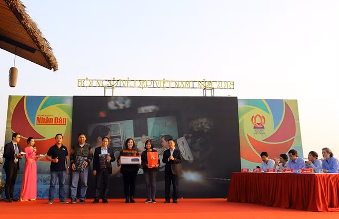 Ban tổ chức trao giải cho các người tham gia đạt giải cuộc thi sáng tác ảnh nhanh Flash Moment với chủ đề: “Một ngày Hà Nội”