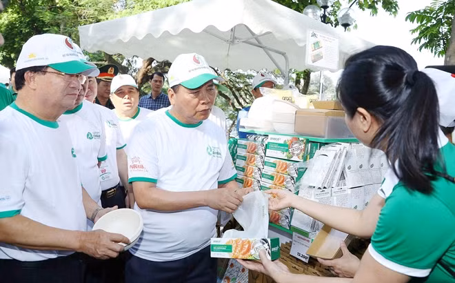 Ủy viên Bộ Chính trị, Thủ tướng Chính phủ Nguyễn Xuân Phúc và các đại biểu thăm khu trưng bày các sản phẩm thân thiện môi trường, các giải pháp thay thế nhựa sử dụng một lần và nilon khó phân hủy tại Hà Nội, ngày 9-6-2019. Ảnh: TTXVN