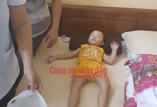 Bé trai 2 tuổi được lực lượng công an giải cứu an toàn.