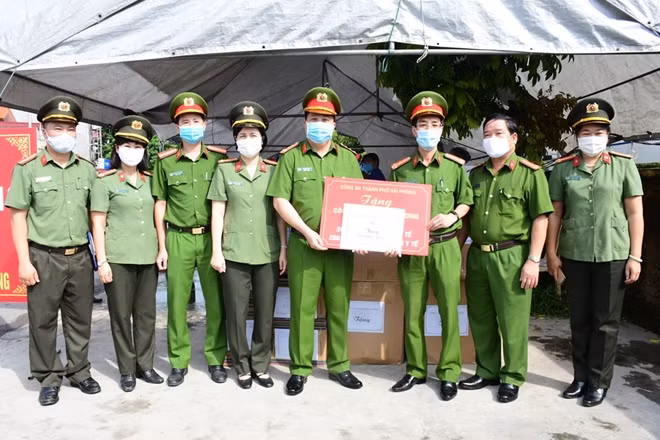 Công an TP Hải Phòng trao tặng vật tư cho đồng đội phục vụ phòng chống dịch bệnh