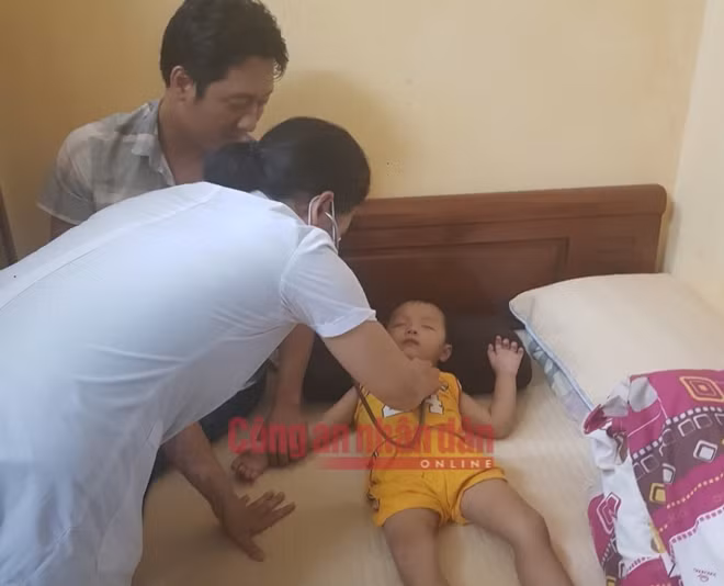 Bé được nhân viên y tế kiểm tra sức khỏe.