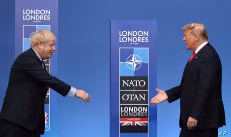 Tổng thống Mỹ Donald Trump và Thủ tướng Anh Boris Johnson tại Hội nghị Thượng đỉnh NATO hồi đầu tháng 12. Ảnh: AP