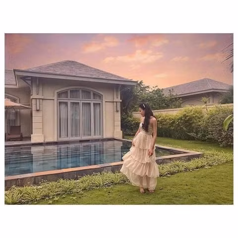 Bể bơi riêng trong sân vườn của từng villa mang lại trải nghiệm riêng tư tuyệt đối. Từ đây chỉ cần vài bước chân là có thể ra tới biển bằng lối đi riêng. Chẳng cần rong ruổi đâu xa, khung cảnh đậm chất nhiệt đới với không gian mát lành của cỏ cây, lắng nghe sóng biển dịu êm ngay bên hồ bơi trước hiên nhà là background nên thơ cho các nàng thả dáng. (Ảnh: 496__________)