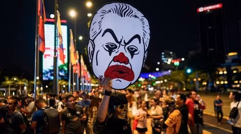 Biểu tình ở thủ đô Kuala Lumpur tối 1 tháng 3 để phản đối việc Muhyiddin Yassin lên làm thủ tướng và đưa đảng UMNO quay trở lại cầm quyền.