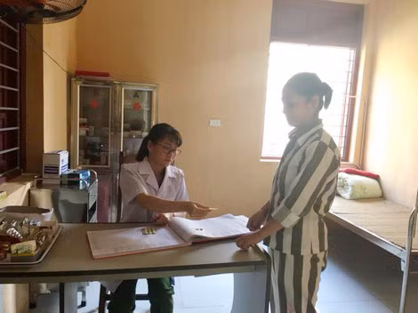 Y sĩ Trần Thị Vĩnh Thủy cấp phát thuốc cho phạm nhân Nguyễn Thị Ngà.