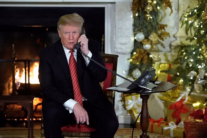 Tổng thống Mỹ Donald Trump trả lời điện thoại trẻ em trên khắp nước Mỹ trong đêm Giáng sinh. Ảnh minh họa: Reuters