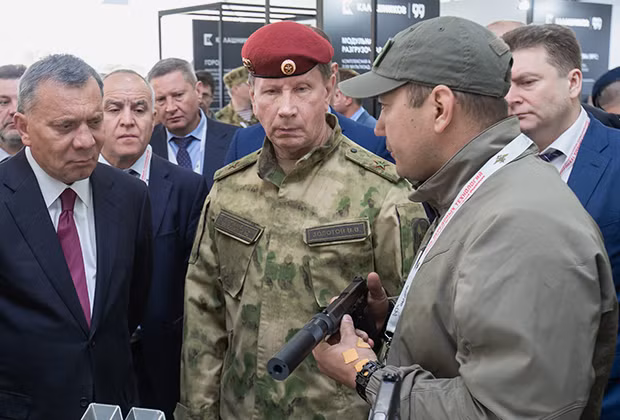 Ông Viktor Zolotov - Giám đốc lực lượng Cận vệ Nga - trong một triển lãm chuyên đề về vũ khí đặc biệt. Ông Viktor Zolotov - Giám đốc lực lượng Cận vệ Nga - trong một triển lãm chuyên đề về vũ khí đặc biệt.