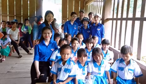 Các đoàn viên thanh niên lặn lội đường sá xa xôi mang quà đến với học sinh vùng cao Trà Ka, huyện Bắc Trà My. Các đoàn viên thanh niên lặn lội đường sá xa xôi mang quà đến với học sinh vùng cao Trà Ka, huyện Bắc Trà My.