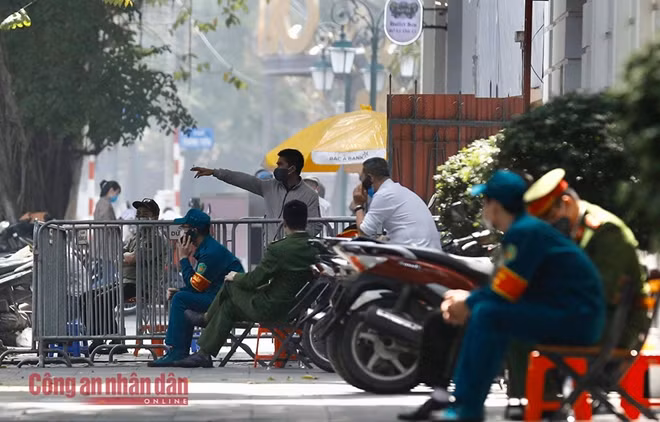 Lực lượng chức năng canh gác bên ngoài.