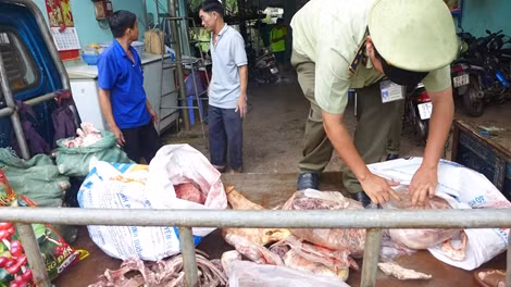 Phát hiện 850kg thịt động vật không có nguồn gốc, bốc mùi hôi thối ảnh 3
