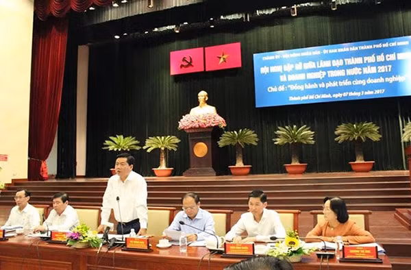 Bí thư Thành ủy Đinh La Thăng phát biểu tại hội nghị.