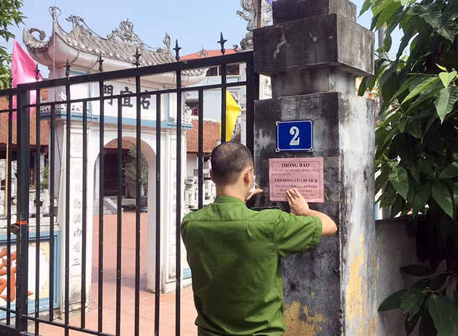 Công an quận Bắc Từ Liêm đã chỉ đạo Công an các phường tham mưu cho cấp ủy, chính quyền địa phương và trực tiếp phối hợp các ban ngành đoàn thể, y tế phường xuống tận địa bàn đi kiểm tra, nhắc nhở bà con thực hiện nghiêm chỉ đạo, tạm dừng mở cửa đón khách tại các khu di tích, cơ sở tôn giáo; tạm dừng hoạt động đối với các quán ăn, uống đường phố, trà đá vỉa hè, cà phê vỉa hè đến khi có chỉ đạo mới của UBND thành phố Hà Nội.