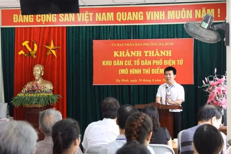 Chủ tịch UBND phường Hạ Đình trong lễ khánh thành "cụm dân cư điện tử" - mô hình thí điểm.