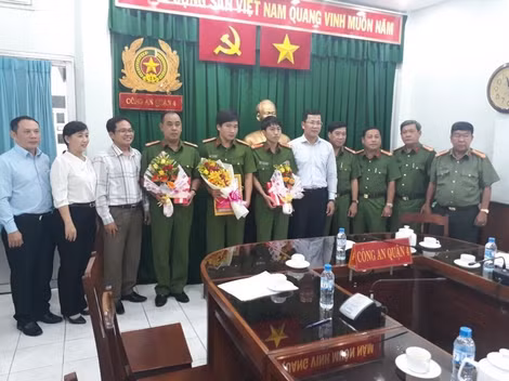 Lãnh đạo UBND quận 4 TP Hồ Chí Minh trao thưởng cho Ban chỉ huy Công an quận 4 và các trinh sát sau khi phá chuyên án ma túy.