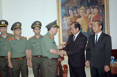 Thứ trưởng Bùi Văn Nam chia buồn cùng cán bộ nhân viên Đại sứ quán Lào