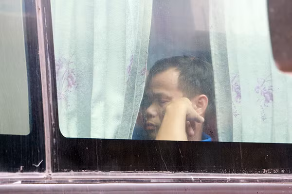 Người đàn ông tranh thủ chợp mắt nghỉ ngơi sau khi tìm được chỗ trên xe khách để bắt đầu hành trình về quê.