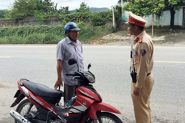Trung úy Nguyễn Văn Tiến làm nhiệm vụ tuần tra kiểm soát trên tuyến. Trung úy Nguyễn Văn Tiến làm nhiệm vụ tuần tra kiểm soát trên tuyến.
