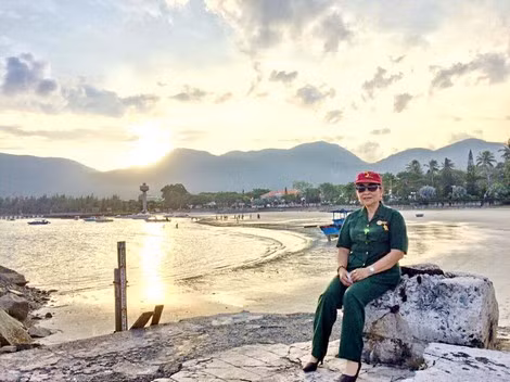 Phút dừng chân của nữ cựu binh Hồ Thị Nhân trên đường đi tìm đồng đội. Phút dừng chân của nữ cựu binh Hồ Thị Nhân trên đường đi tìm đồng đội.