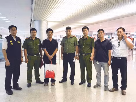Văn phòng Cơ quan CSĐT trao trả đối tượng phạm tội người nước ngoài tại sân bay Tân Sơn Nhất. Văn phòng Cơ quan CSĐT trao trả đối tượng phạm tội người nước ngoài tại sân bay Tân Sơn Nhất.