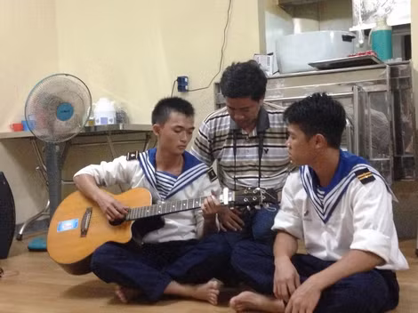 Hát giao lưu ở Nhà giàn DK1. Hát giao lưu ở Nhà giàn DK1.