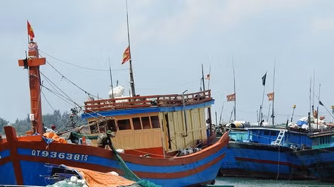 Ngư dân Cửa Việt đang chuẩn bị lại tàu thuyền, ngư lưới cụ để tiếp tục ra khơi.