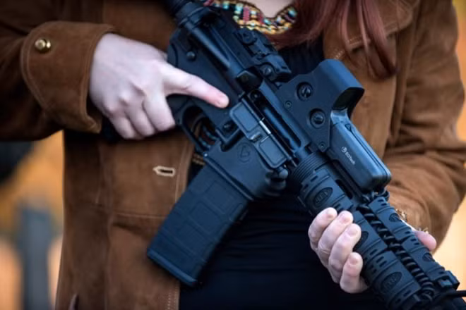 Súng trường bán tự động AR-15.