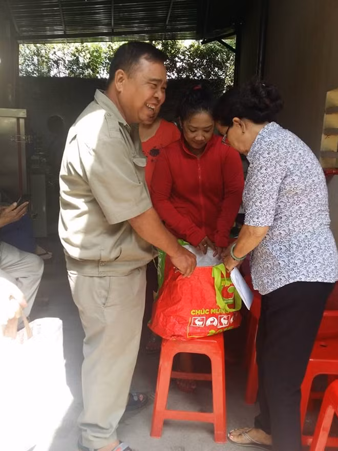 Anh Võ Văn Giàu chuẩn bị đi giao cơm cho những người đi lại khó khăn.